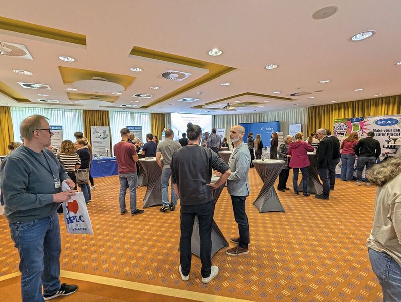 Rundumblick in die Produktausstellung vom Praxistag HPLC. In den Kaffeepausen nutzen die Teilnehmer den Raum für Diskussionen an den Ständen und Stehtischen. (Bild: VCG – Lüttmann)