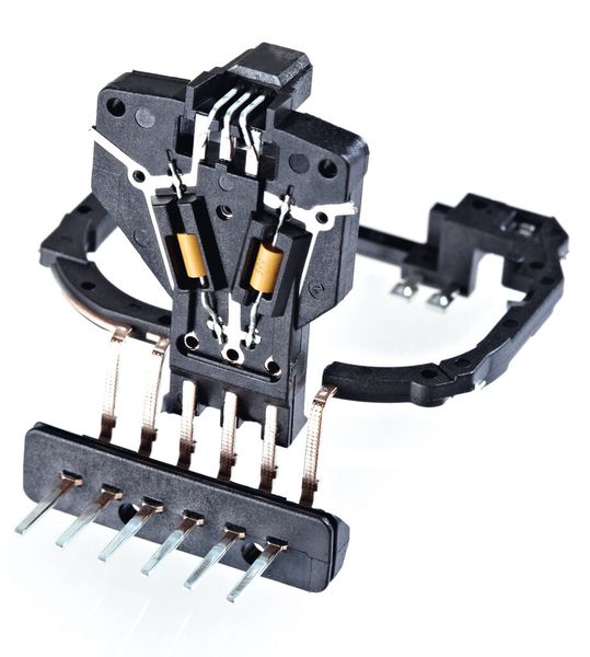 Die Kummer GmbH zeigt auf der Hybrid-Expo ein mittels Reel-to-Reel-Prozess gefertigtes Bauteil: Einen Kunststoffträger mit Sensorik für den Einsatz in Einspritzanlagen und zur Abgas-Rückgewinnung für Diesel- und Benziner. (Bild: Reed Exhibitions)