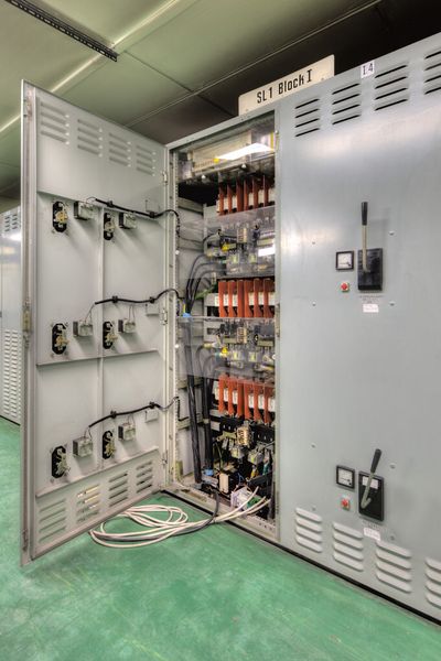 Ein Schrank, der es in sich hat: Niederspannungs-Innenraumschaltanlage mit unzähligen Kabeln, Steckern und Sicherungen. (Friedrichstadt-Palast/Bild: Steven Coppenbarger)