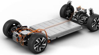 Batterien bilden die Basis für Elektroautos – wie etwa hier der Energiespeicher in der Antriebsplattform des neuen VW Bullys. Chinesische Konzerne wollen an der zukunftsträchtigen Entwicklung in Europa teilhaben und investieren in Batteriewerke und Start-ups. (Bild: Volkswagen AG)
