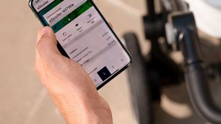 Hilfe vom E-Antrieb, Verwaltung per App: Bosch elektrifiziert und digitalisiert den Kinderwagen. (Bosch)