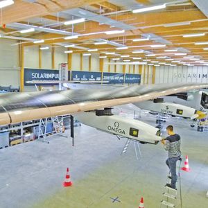 Die Solar Impulse 2 stellt sich im März 2015 einer Weltumrundung nur mit Sonnenenergie und ganz ohne Treibstoff.
