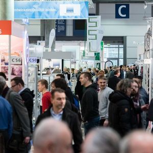 Andrang in der Messehalle auf der Zuliefermesse.(Bild:  Jens Schlueter/Leipziger Messe)