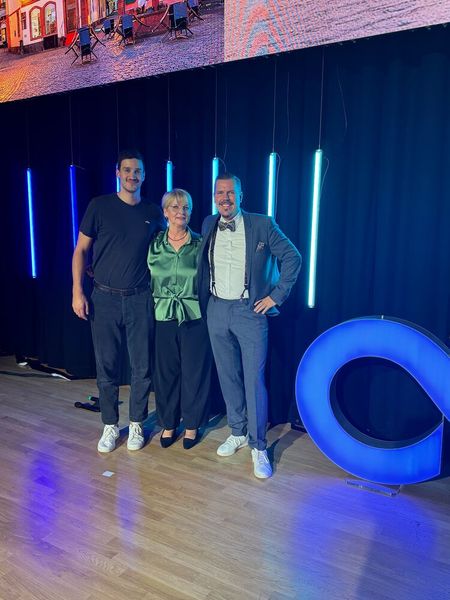 Lukas Voit (l.) und Birgit Schreiber, Fujitsu, haben mal wieder perfekt durch den Partnertag in Mainz moderiert. (Bild: Vogel IT-Medien GmbH)