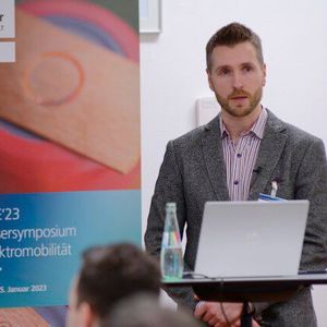 Matti Autioniemi, Geschäftsführer und Mitgründer des Startups Aurora Powertrains Oy aus Rovaniemi in Finnland: „Wegen der hohen Energiedichte und der IP67-Klassifizierung sind bereits mehrere Unternehmen an unserem Batteriekonzept interessiert.“(Bild:  Fraunhofer ILT)
