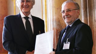 Ausgezeichent: Für u.a. sein beständiges Bemühen um den Wissenstransfer und technologischen Brückenschlag zwischen Universitäten und der Industrie übergibt Rainer Blickle,Gesellschafter der SEW-EURODRIVE-Gruppe (links), den Ernst-Blickle-Preis 2014 an Prof. Dr. Leo Lorenz. (Bild: SEW)