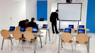Komplettausstattung eines Klassenzimmers u.a. mit Whiteboard, Lehrer-Notebook und Netbooks. (Messebild: Acer) (Archiv: Vogel Business Media)