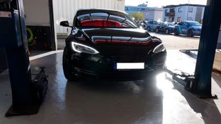 Vor allem ältere Tesla Model S haben oft schon hohe Laufleistungen erreicht und bieten viel Potenzial für Fahrwerks- oder Bremsenreparaturen. (Bild: Rosenow – VCG)