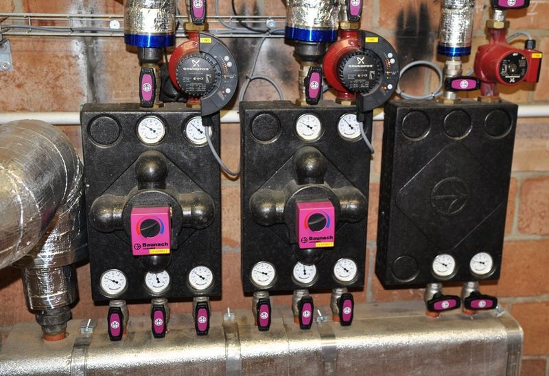 Die Wärmeströme balanciert heute eine spezielle Mischer- und Regelungstechnik so effizient aus, dass der Bürotrakt alleine von den Kondensationsgewinnen beheizt werden kann. (Bild: HG Baunach)