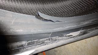 Riss im Wulstbereich eines Lkw-Niederquerschnittsreifens, verursacht durch Überlastung während der Montage – vergleichbare Schäden zeigten sich vor eineinhalb Jahrzehnten an UHP-, Runflat- und Offroad-Reifen von Pkw. (Bild: Michael Immler)