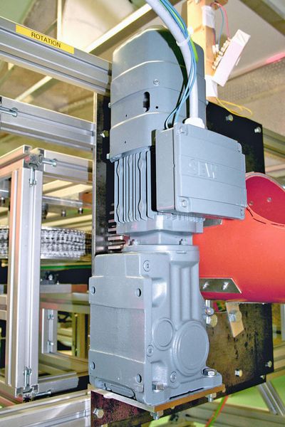 Zwei Asynchronmotoren beschleunigen den Ball. Weitere Motoren verstellen die Schussrichtung.  (Bild: SEW-Eurodrive)
