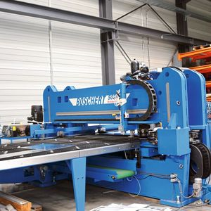 Für möglichst wenig Abfall und Restblech schachtelt das Team die Teile passend auf den bis zu fünf Meter langen und zwei Meter breiten Blechen. Das Programmiersystem Metalix sorgt dafür, dass das mit wenig Aufwand möglich ist.(Bild:  Boschert)