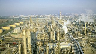Die OMV Raffinerie in Schwechat ist eine der modernsten Anlagen Europas: Über 700 Produkte werden hier bei größtmöglicher Umweltschonung hergestellt.  (Bild: OMV Refining & Marketing)