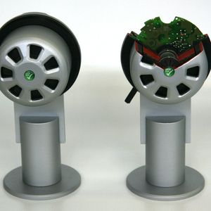 Der kompakte EC-Außenläufermotor und ein Schnittmodell mit umgossenem Stator, Rotor und kompakter Elektronik.