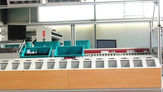 Durch das Ausleuchten der Behälter wird das Entnahmefach der zu kommissionierenden Artikel kenntlich gemacht. Bild: SSI Schäfer (Archiv: Vogel Business Media)