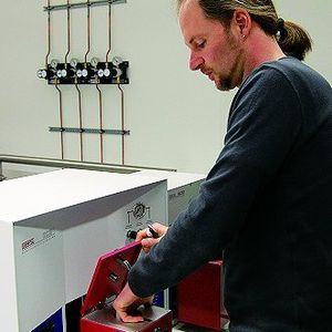 Abb.2: Dr. Eike Kleine-Benne (Entwicklungsabteilung Gerstel) beim Einsetzen der Dose in das Gerstel Quality-Control-System.