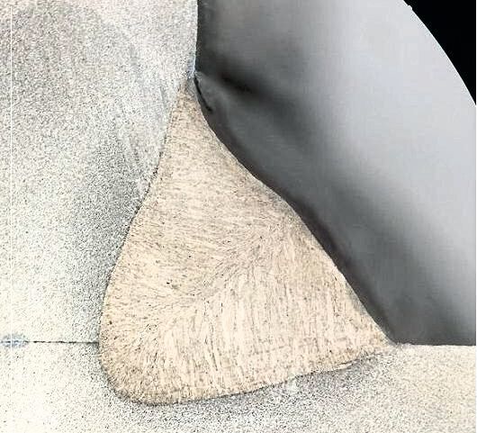 Eine Kehlnaht im Schnitt, geschweißt mit dem Twin-Prozess: Baustahl S 235, Blechdicke: 8 mm, Zusatzwerkstoff: G4Si1, Drahtelektrode: 2 × Durchmesser 1,0 mm, Schutzgas: 8% CO2, 92% Argon, Stromstärke: 588 A, Spannung: 27,6 V und Schweißgeschwindigkeit: 120 cm/min (Dinse)
