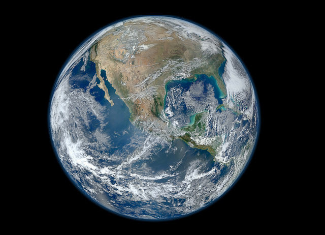 Ein neuer Erdbeobachtungssatellit der NASA namens Suomi NPP liefert seit Anfang 2012 hochauflösende Digitalbilder aus dem Weltall. Ende Januar veröffentlicht die NASA ein hochauflösendes Bild der Erdkugel namens Blue Marble 2012 – eine Reminiszenz an das berühmte Blue-Marble-Bild, das die Besatzung von Apollo 17 im Jahr 1972 aufgenommen hat. (NASA)