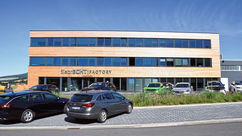 Am Stadtrand von Uslar in Niedersachsen hat Maik Siebrecht auf dem Gelände einer alten Kühlerfabrik seine Siebrecht Factory erstellt. (Bild:  Rosenow – VCG)