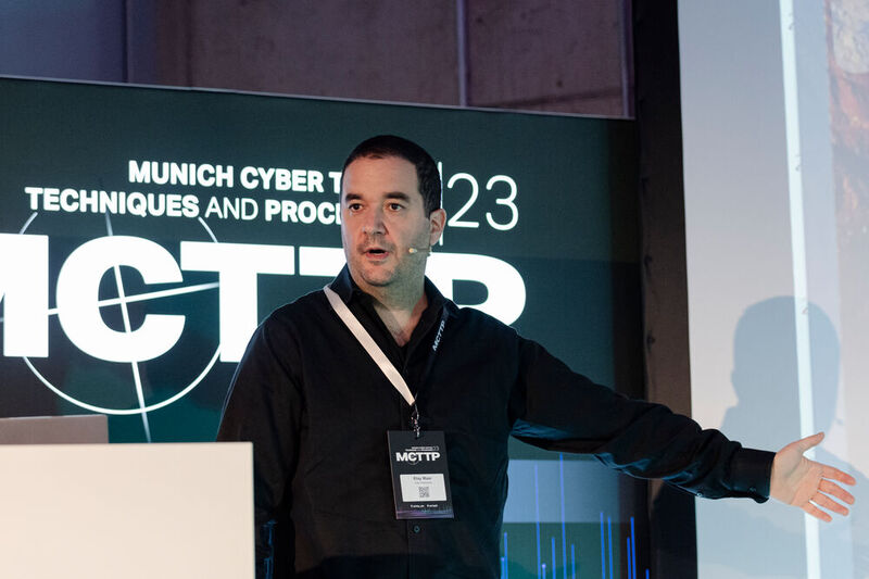 Etay Maor, Senior Director Security Strategy, bot einen unterhaltsamen Talk und demonstrierte unterschiedlichste Attacken – auch im Hinblick auf ChatGPT & Co. (Bild: Vogel IT-Akademie)