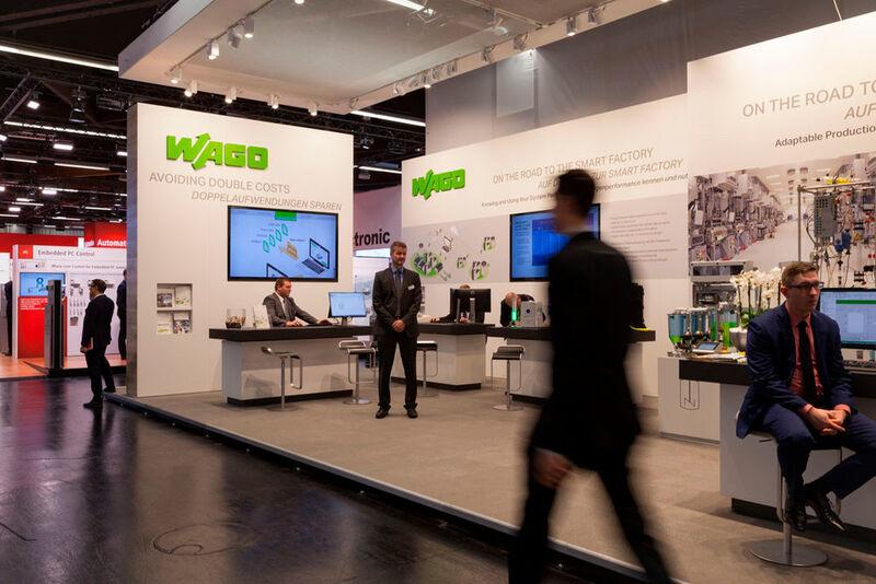 Top-Thema auf der diesjährigen SPS IPC Drives: Die vernetzte, intelligente, sich selbst steuernde, selbstoptimierende und ressourceneffiziente Produktion. Auf einer Sonderfläche zeigte Wago, mit welchem Schritt der Weg zur Smart Factory beginnen kann. (Wago)