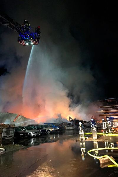 Mehr als 20 zum Teil sehr wertvolle Fahrzeuge sind zerstört worden. (Kreisfeuerwehrverband Bodenseekreis)
