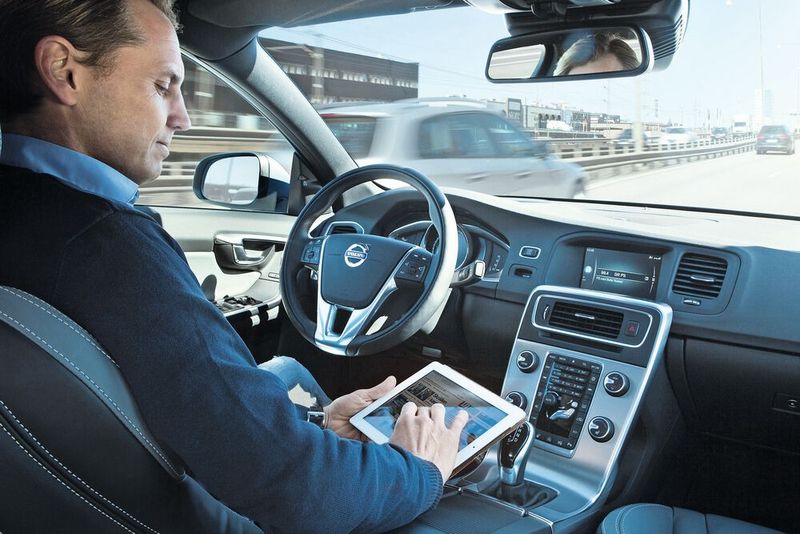 Lesen, Spielen, Daddeln oder auch Schlafen – automatisiert fahrende Autos sollen das alles möglich machen. Speziell schlafende Autofahrer benötigen aber lange, bis sie am Steuer wieder handlungsfähig sind.(Bild:  Volvo)