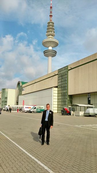 Mediaberater Jürgen Zügner steht gut im Wind auf der Wind Energy 2016. (Richter/konstruktionspraxis)
