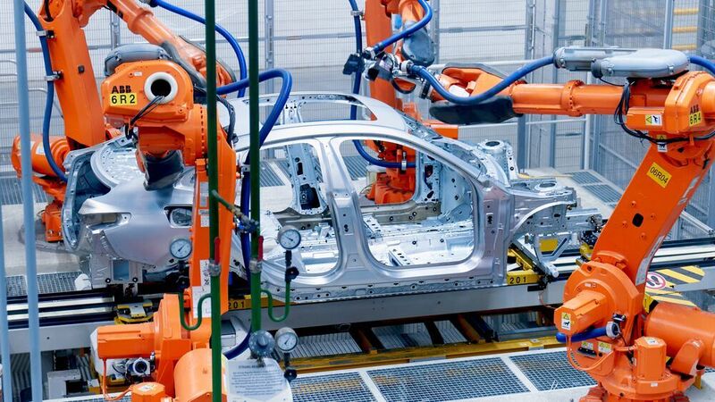 Die vollautomatisch gesteuerten Schweißroboter bringen übe 5.400 Schweißpunkte in den Karosserierohbau ein. (BMW)