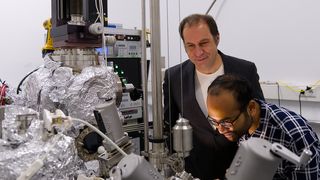 Il dott. Alexander Weismann (a sinistra) e il dott. Arnab Banerjee studiano l'eccitazione delle molecole al microscopio a effetto tunnel. (Immagine:Sophie Humbert, Università di Kiel)