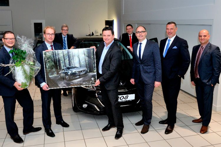 Löwenmarke: (v.li.) Christian Pukallus (Distrikt Manager Vertrieb Peugeot Deutschland), Rick Hermanns  (Geschäftsführer Peugeot Deutschland), Markus Fuchs (Regionalleiter RD Mitte Peugeot Deutschland), Peter Gerards (Geschäftsführer Ruhrdeichgruppe), Michael Seipelt (Vertriebsleitung Ruhrdeichgruppe), Gunnar Gräwe (Direktor Netzentwicklung Peugeot Citroën Deutschland), Uwe Bodendiek (Leiter Vertrieb Peugeot Deutschland) und Vincenco Vono (Teile- und Kundendienstmanager Peugeot Citroën Deutschland).  (Foto: PSa)
