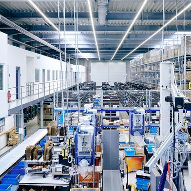 Moderne Logistikzentren, wie hier am Bizerba-Standort in Balingen, setzen auf hochautomatisierte Versandprozesse. (Bild: Bizerba)