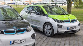 Bis 2030 wollen Industrie und Politik viel, viel mehr E-Autos auf die Straßen bringen.  (BMW)