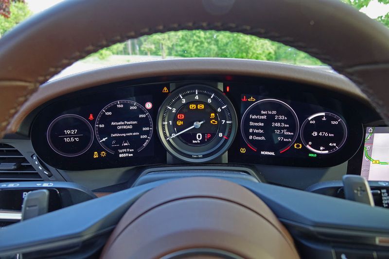 Bei der Aufteilung des Tachos ist sich Porsche treu geblieben. Dabei ist nur noch die mittige Drehzahlanzeige analog. (Schreiner/»kfz-betrieb«)