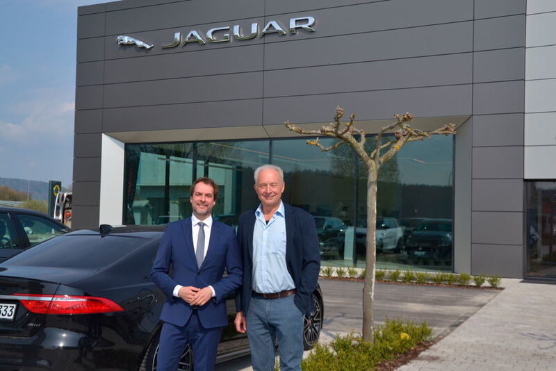 Bernd Mattik (li.), Leiter Retail-Marketing bei Jaguar Land Rover Deutschland, mit Karl-Heinz Auer, Geschäftsführer der Auer-Gruppe. (Mauritz / »kfz-betrieb«)