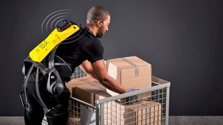 So erleichtert das smarte Exoskelett Cray X von German Bionic die Arbeit in Logistik und Produktion. Die Augsburger feiern mit ihren vor Überbelastung schützenden Systemen Erfolge. Nun wird der Automobilzulieferer Mubea die steigende Nachfrage bedienen, heißt es. (Bild: German Bionic)