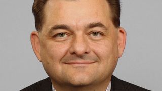 Prof. Dr. Thomas Graf, Direktor des IFSW Institut für Strahlwerkzeuge an der
Universität Stuttgart:„Unser Ziel ist es, Produktivität und Qualität bei der Herstellung von Karosserieteilen
gegenüber den traditionellen mechanischen Bearbeitungsverfahren deutlich zu
steigern.“  (Bild: IFSW)