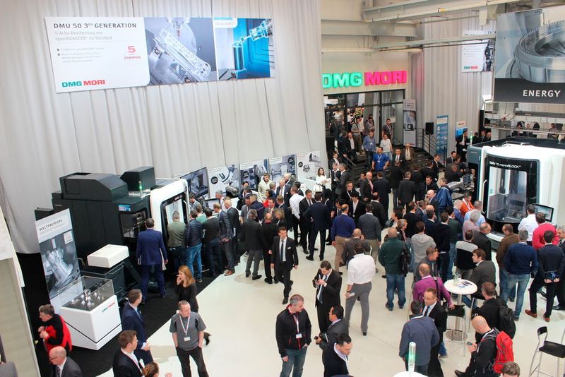 Wie jedes Jahr herrscht gute Stimmung unter den Gästen der traditionellen Hausausstellung von DMG Mori in Pfronten. (Sonnenberg)