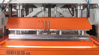 Um den Wärmeverlust nach dem Aufheizen der Folien zu minimieren, finden alle Prozessschritte in einer Station statt. (Archiv: Vogel Business Media)