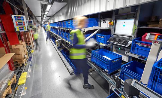 Onlinebestellungen mit kleinvolumigen Artikeln werden bei Inex im Witron-DPS-System kommissioniert.(Bild:  Witron)