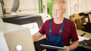 Geringe Veränderungsbereitschaft, aber sehr zuverlässig – ältere Fachkräfte werden oft mit Vorurteilen verbunden. (Bild: © pressmaster - stock.adobe.com)