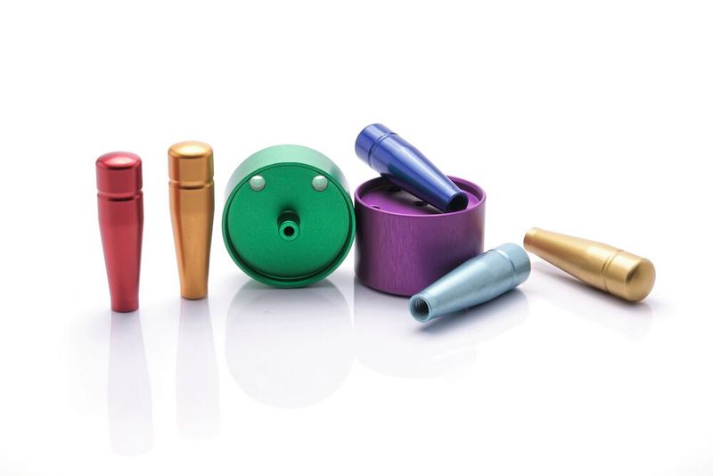 Typisches Bauteilspektrum der Eglin Präzisionsmechanik. Eine besondere Stärke ist die spanende Bearbeitung von Kupferlegierungen bis hin zu Reinkupfer.  (Bild: NIELS FRANKE)