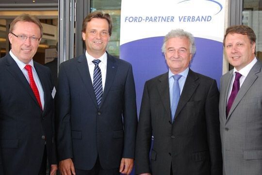 Wollen Ford gemeinsam nach vorne bringen: (v.li.) FHD-Geschäftsführer Manfred Reddig, Wolfgang Booms, Geschäftsführer Marketing und Vertrieb der Kölner Ford-Werke, Volker Reichstein, Präsident des Ford-Partnerverbands und Verbands-Geschäftsführer Johann Gesthuysen. (Foto: Scheid)