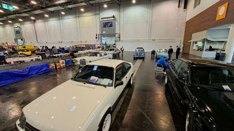 Und drinnen, hier in Halle 6, Lücken, Fahrzeuge und ... (Bild: Dominsky – VCG)