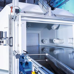 Am Ende eines Fertigungsprozesses durchlaufen umgeformte Bleche den Inspektionstunnel. Dort prüfen mehrere Kameras die Teile auf Maßhaltigkeit oder Oberflächenfehler.(Bild:  Fraunhofer-IPM)