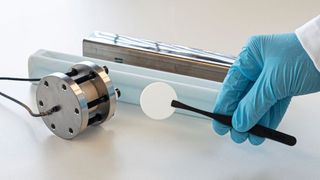 Im Hintergrund eine kommerzielle Salzzelle samt ihrem Elektrolyten, im Vordergrund eine Laborzelle.  (Bild: Empa)