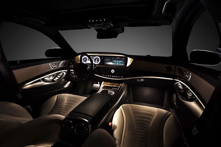 Sie erstreckt sich in Form einer umlaufenden Lichtleiste unter den Holzzierstäben und dem Zentraldisplay sowie weiteren Lichtelementen unter anderem im Dachhimmel. (Foto: Daimler)