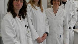 Bild 2:Prof. Dr. Ramsack (2. v. links) informiert sich über die laborpraktische Ausbildung der BTA-Auszubildenden in den Hildener Biotechnologie-Laboren. Dafür besucht sie verschiedene Fachpraxisunterrichte. Abteilungsleiter PD Dr. Hartmut Böhm (4. v. links) und Lehrinnnen der Abteilung der Biowissenschaften, Dr. Heike Meininghaus (3. v. links) und Isabel Ohneck (1. v. links) erläuterten dabei ihr pädagogisches Konzept. (Bild: Berufskolleg Hilden)