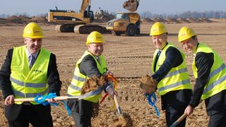 Beim Spatenstich für das neue Primark-Lager der DHL legten Hand an (v.l.): Martin White (Primark), Norbert Bude (OB Mönchengladbach), Wolfgang Krogmann (Primark) sowie Martin Seidenberg (DHL Supply Chain). Bild: Deutsche Post DHL (Archiv: Vogel Business Media)