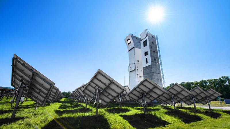 Solartürme im Versuchsbetrieb. In Jülich betreibt der DLR eine in Europa einzigartige Großforschungsanlage für solare Bestrahlungstests. (Bild:  DLR)